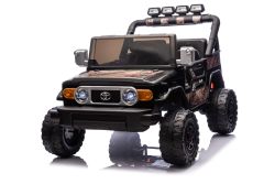 Auto elettrica cavalcabile Toyota FJ Cruiser XXL con trazione integrale 4x4, con licenza (biposto), nero sabbia, batteria al litio portatile, telaio alto, due sedili, sospensione posteriore, telecomando a 2.4 GHz, lettore MP3 con Bluetooth, luci a LED.