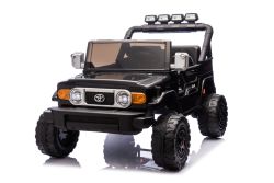 Auto elettrica cavalcabile Toyota FJ Cruiser XXL con trazione integrale 4x4, con licenza (biposto), nero, batteria al litio portatile, telaio alto, due sedili, sospensione posteriore, telecomando a 2.4 GHz, lettore MP3 con Bluetooth, luci a LED.