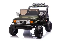 Auto elettrica cavalcabile Toyota FJ Cruiser XXL con trazione integrale 4x4, con licenza (biposto), verde, batteria al litio portatile, telaio alto, due sedili, sospensione posteriore, telecomando a 2.4 GHz, lettore MP3 con Bluetooth, luci a LED.