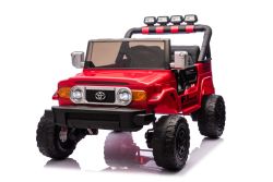Auto elettrica cavalcabile Toyota FJ Cruiser XXL con trazione integrale 4x4, con licenza (biposto), rosso, batteria al litio portatile, telaio alto, due sedili, sospensione posteriore, telecomando a 2.4 GHz, lettore MP3 con Bluetooth, luci a LED.