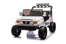 Auto elettrica cavalcabile Toyota FJ Cruiser XXL con trazione integrale 4x4, con licenza (biposto), bianco, batteria al litio portatile, telaio alto, due sedili, sospensione posteriore, telecomando a 2.4 GHz, lettore MP3 con Bluetooth, luci a LED.
