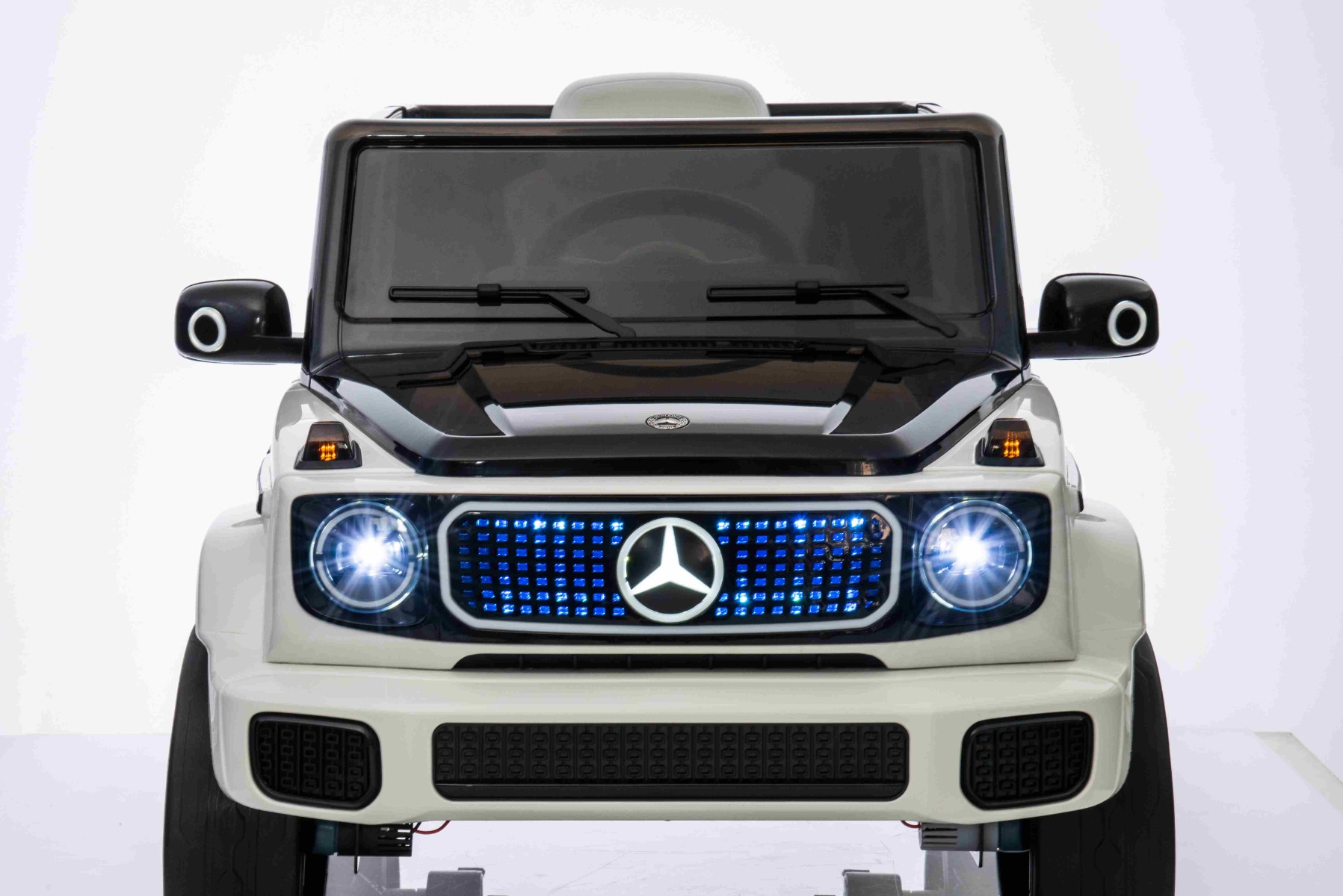 Illuminazione LED della griglia anteriore, degli specchietti e degli indicatori di direzione